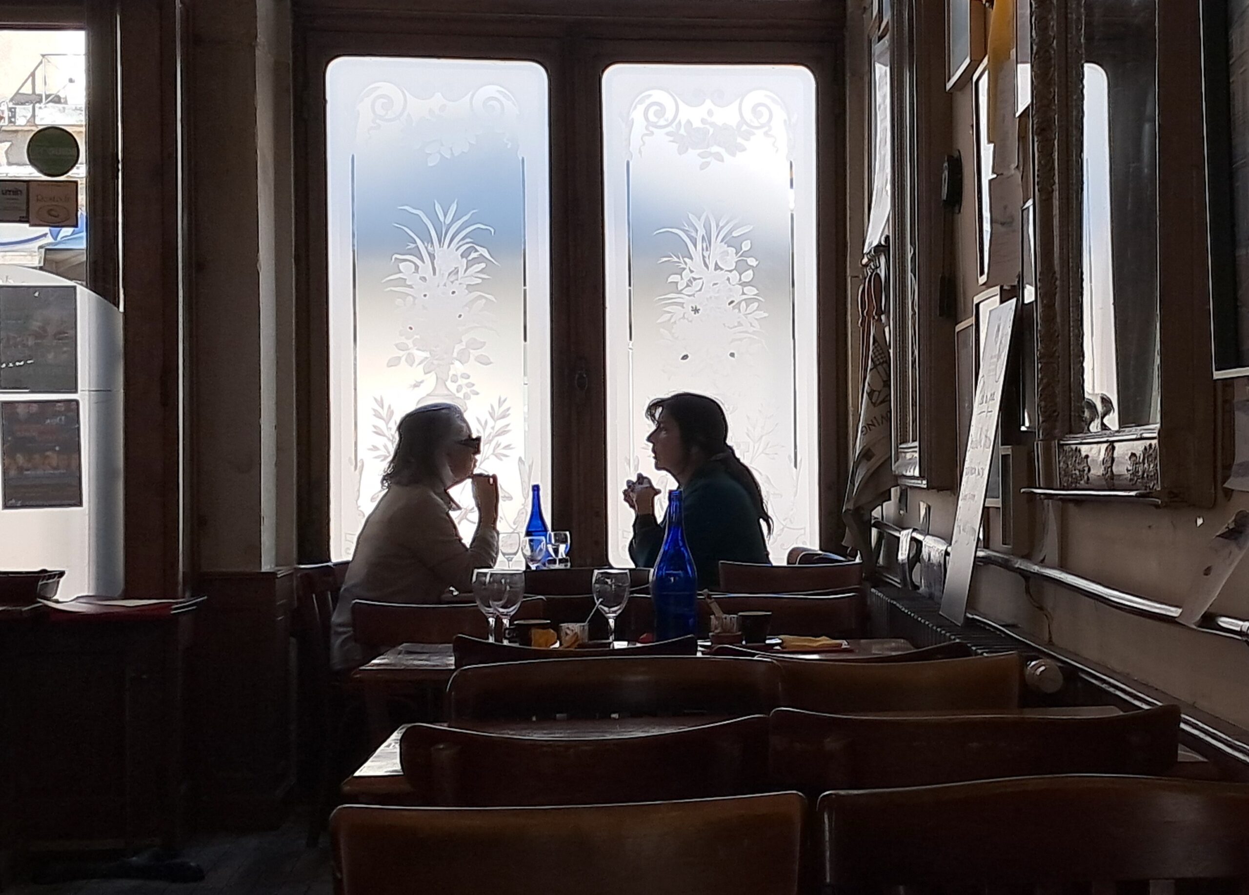twee vrouwen in een frans café